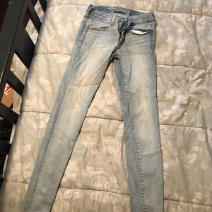 light wash American Eagle skinny jeans